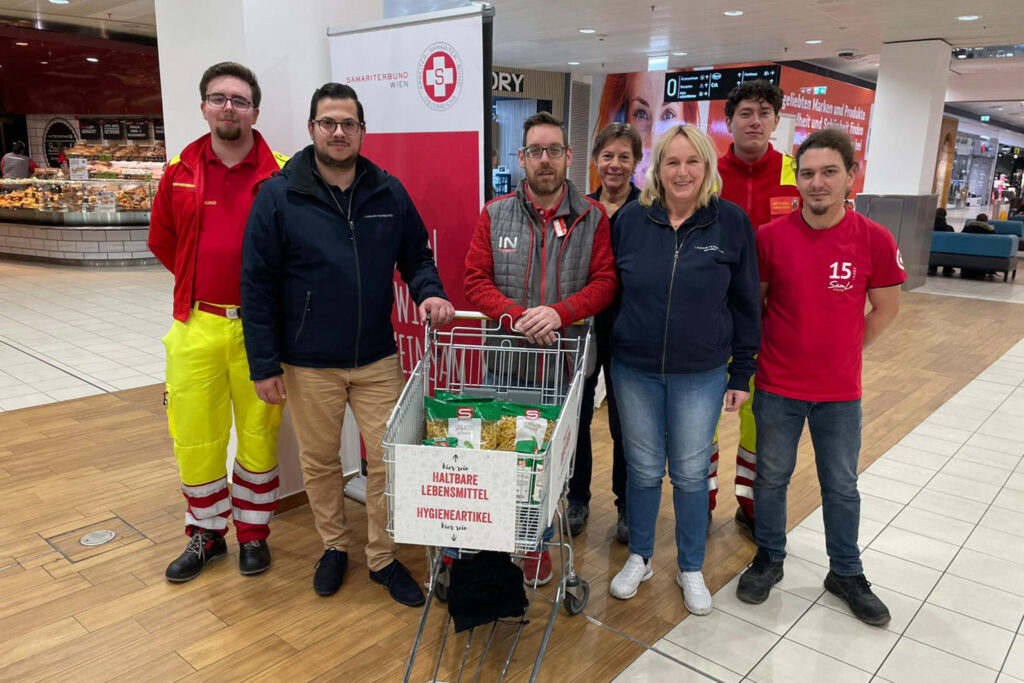 Samariterwagerl vor dem Interspar im DZ