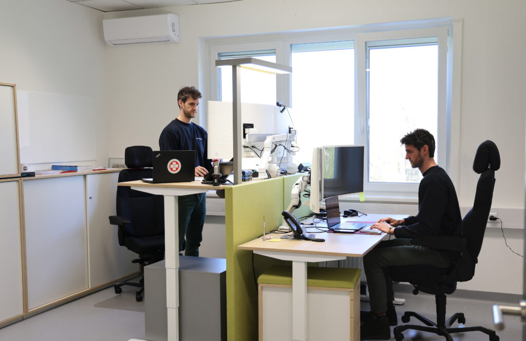 Arbeitsmedizinerin Ein Mann nimmt unterschiedliche Arbeitspositionen ein.