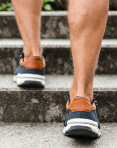 Ein Mann geht eine Stiege hoch