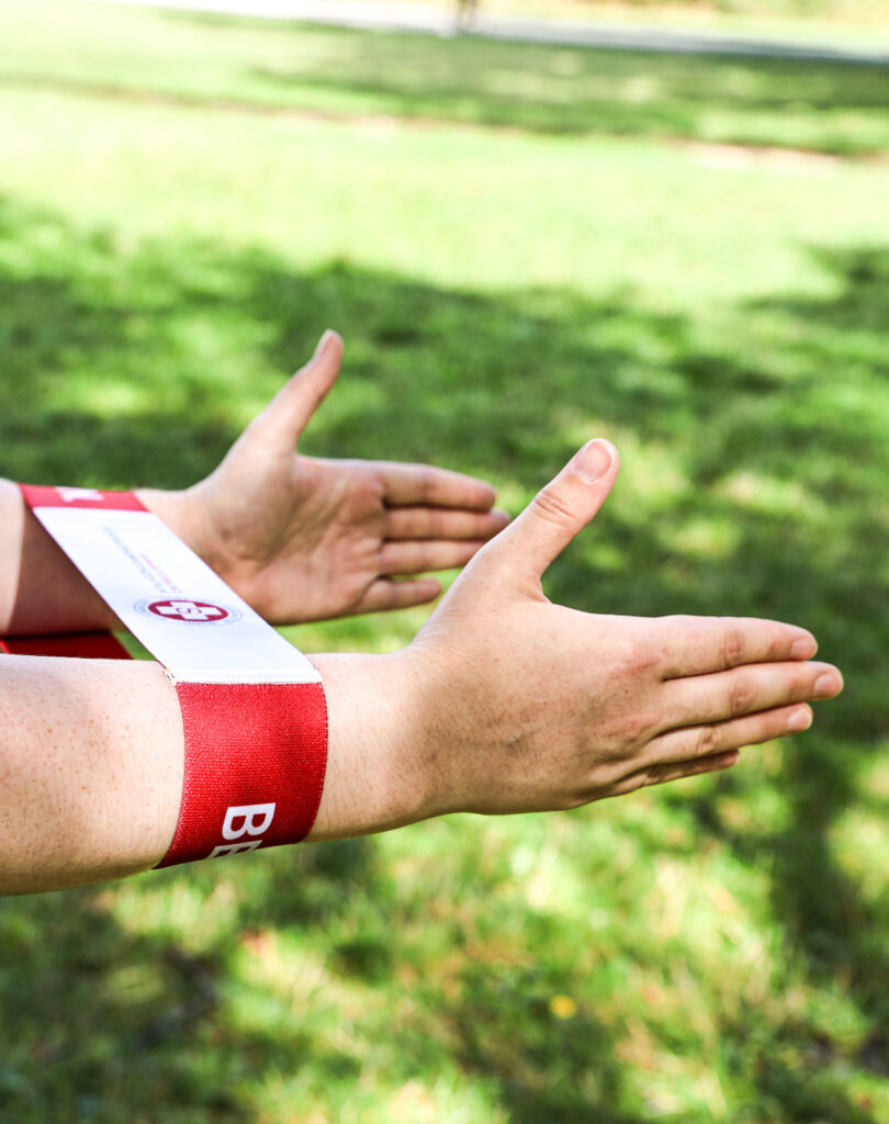 Frau macht Übungen mit Theraband